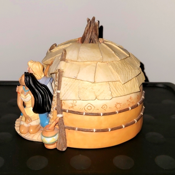 Pocahontas & John Smith in Hut 6 inch Figure - Picture 2 of 5